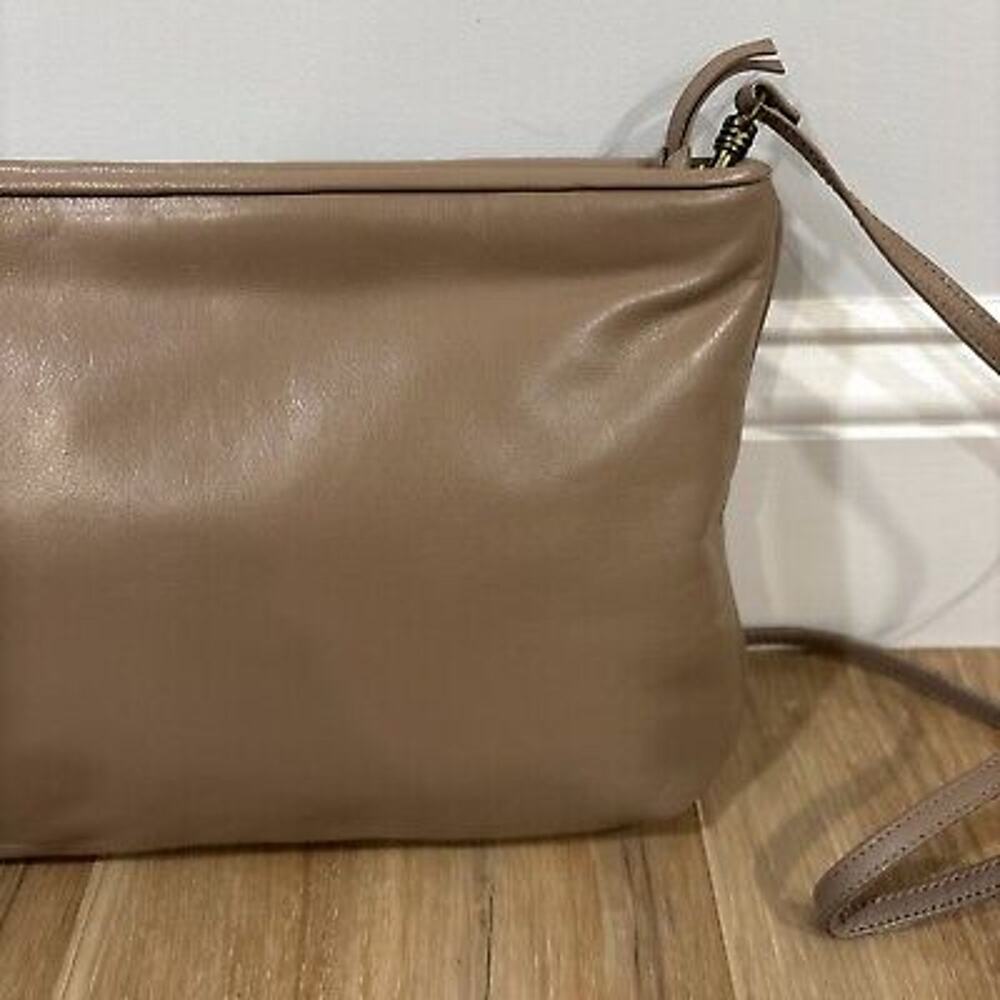 Anne Klein Calderon Shoulder Bag Lion Logo Leather Tan 11x7.5” Zipper Purse - Picture 10 of 16